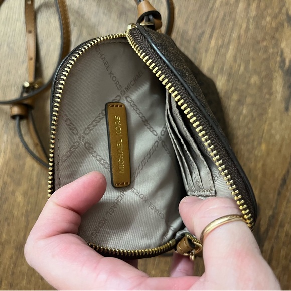 MICHAEL KORS Small Logo Smartphone Crossbody Bag - Picture 15 of 15